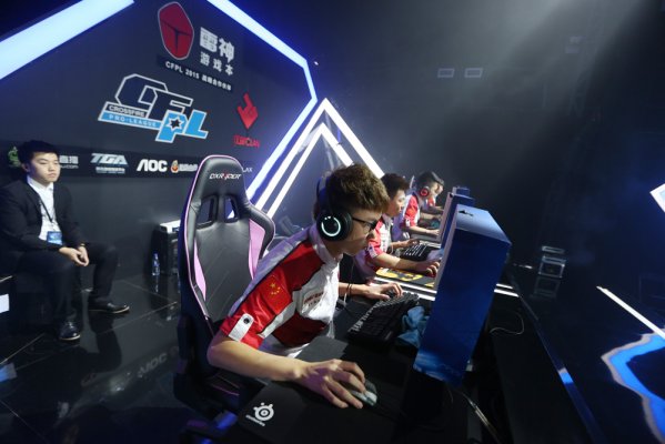 [天下足球]豪门恩怨：欧冠决赛场上的马德里德比.