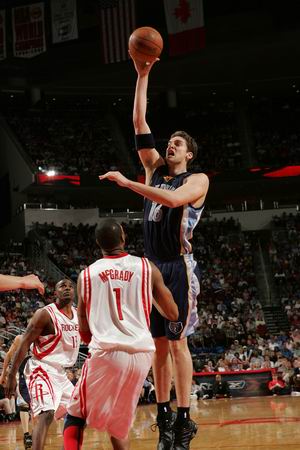 [天下足球]豪门恩怨：欧冠决赛场上的马德里德比.