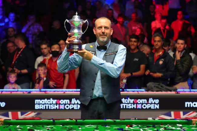 ESPN揭秘太阳艰难一季：布登与多人关系紧张 全队仅布克是非卖品.